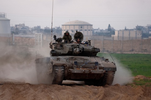 Tin tức thế giới ngày 8-1: Đài Al Jazeera lên án Israel tấn công làm 2 nhà báo thiệt mạng- Ảnh 2. Xe tăng Israel trở về từ Gaza - Ảnh: REUTERS