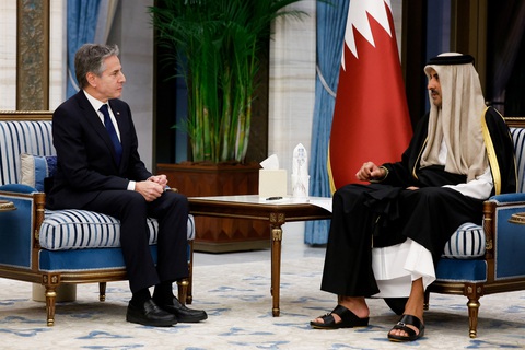 Ngoại trưởng Mỹ Antony Blinken gặp Tiểu vương Qatar Sheikh Tamim Bin Hamad Al Thani. Ông Blinken đang trong chuyến đi Trung Đông kéo dài một tuần nhằm xoa dịu căng thẳng trên khắp khu vực - Ảnh: REUTERS Ngoại trưởng Mỹ Antony Blinken gặp Tiểu vương Qatar Sheikh Tamim Bin Hamad Al Thani. Ông Blinken đang trong chuyến đi Trung Đông kéo dài một tuần nhằm xoa dịu căng thẳng trên khắp khu vực - Ảnh: REUTERS