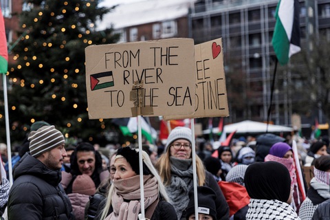 Các nhóm đoàn kết với người Palestine tổ chức cuộc tuần hành tại Copenhagen, Đan Mạch vào ngày 7-1 - Ảnh: REUTERS Các nhóm đoàn kết với người Palestine tổ chức cuộc tuần hành tại Copenhagen, Đan Mạch vào ngày 7-1 - Ảnh: REUTERS