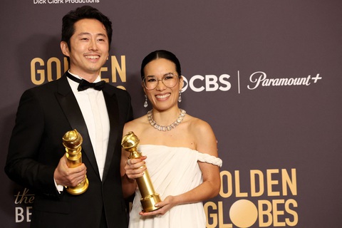 Steven Yeun (trái) và Ali Wong tại lễ trao giải Quả cầu vàng 2024 - Ảnh: Reuters Steven Yeun (trái) và Ali Wong tại lễ trao giải Quả cầu vàng 2024 - Ảnh: Reuters