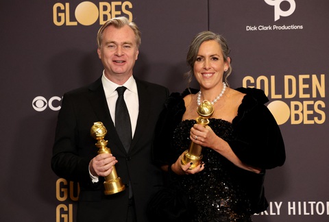 Đạo diễn Christopher Nolan và vợ - nhà sản xuất phim Emma Thomas - chụp ảnh tại lễ trao giải Quả cầu vàng 2024 - Ảnh: Reuters Đạo diễn Christopher Nolan và vợ - nhà sản xuất phim Emma Thomas - chụp ảnh tại lễ trao giải Quả cầu vàng 2024 - Ảnh: Reuters