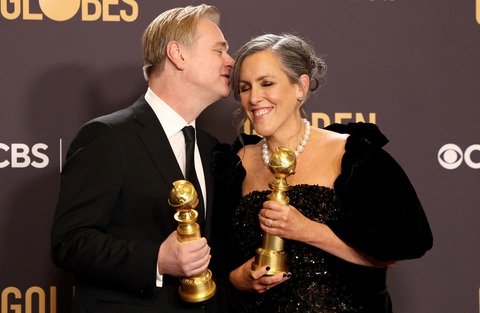 Đạo diễn Christopher Nolan và vợ - nhà sản xuất phim Emma Thomas - chụp ảnh tại lễ trao giải Quả cầu vàng 2024 - Ảnh: Reuters Đạo diễn Christopher Nolan và vợ - nhà sản xuất phim Emma Thomas - chụp ảnh tại lễ trao giải Quả cầu vàng 2024 - Ảnh: Reuters