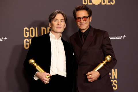 Cillian Murphy (trái) và Robert Downey Jr., hai diễn viên lần lượt đoạt giải Nam chính và phụ điện ảnh xuất sắc nhất - Thể loại chính kịch tại lễ trao giải Quả cầu vàng 2024 - Ảnh: Reuters Cillian Murphy (trái) và Robert Downey Jr., hai diễn viên lần lượt đoạt giải Nam chính và phụ điện ảnh xuất sắc nhất - Thể loại chính kịch tại lễ trao giải Quả cầu vàng 2024 - Ảnh: Reuters
