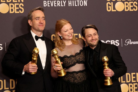 Từ trái sang: Sarah Snook, Matthew Macfadyen, và Kieran Kulkin tại lễ trao giải Quả cầu vàng 2024 - Ảnh: Reuters Từ trái sang: Matthew Macfadyen, Sarah Snook, và Kieran Culkin tại lễ trao giải Quả cầu vàng 2024 - Ảnh: Reuters