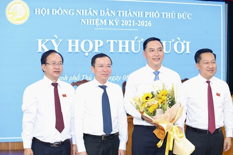 Ông Mai Hữu Quyết làm phó chủ tịch UBND TP Thủ Đức- Ảnh 1. Ông Mai Hữu Quyết - phó chủ tịch UBND TP Thủ Đức - nhận hoa chúc mừng từ các đại biểu - Ảnh: CẨM NƯƠNG