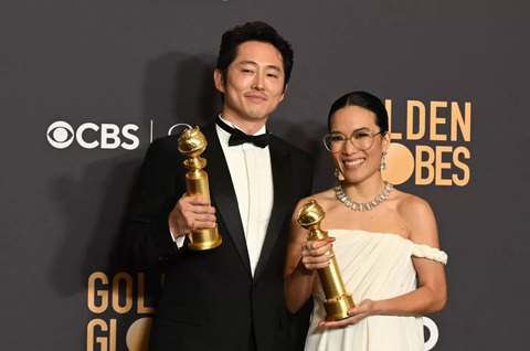 Và đó chắc chắn không phải là chiến thắng duy nhất của Beef. Nam diễn viên Steven Yeun trong series này ẵm luôn giải Nam chính hay nhất trong Series ngắn, Series tuyển tập hay Phim điện ảnh truyền hình (Best Performance by an Actor in a Limited Series, Anthology Series or Motion Picture made for Television). Và đó chắc chắn không phải là chiến thắng duy nhất của Beef. Nam diễn viên Steven Yeun trong series này ẵm luôn giải Nam chính hay nhất trong Series ngắn, Series tuyển tập hay Phim điện ảnh truyền hình (Best Performance by an Actor in a Limited Series, Anthology Series or Motion Picture made for Television).