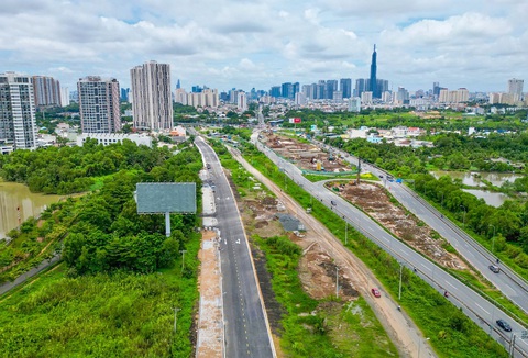 Ứng phó kịp thời thách thức- Ảnh 1. Chi đầu tư công là điểm sáng nhất trong năm 2023. Trong ảnh: Đường song hành cao tốc TP.HCM - Long Thành - Dầu Giây vừa được khánh thành và nút giao thông An Phú đang xây dựng - Ảnh: QUANG ĐỊNH