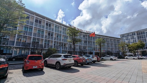 Người thầy Việt được Pháp phong tước hiệp sĩ: Ghi nhận cống hiến của cả cộng đồng- Ảnh 2. Trường ĐH Y Dược Huế đang nỗ lực hợp tác nhằm tăng thêm cơ hội cho đội ngũ cán bộ, sinh viên đi tu nghiệp ở nước ngoài, đặc biệt là Pháp - Ảnh: NHẬT LINH