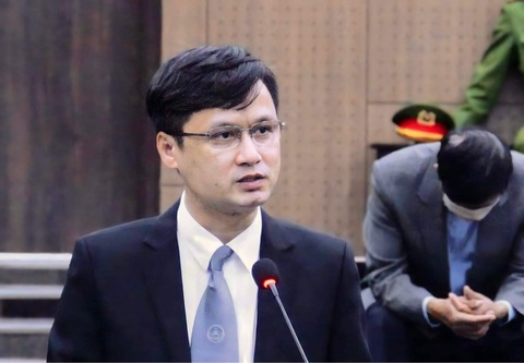 Luật sư: Cựu bộ trưởng Nguyễn Thanh Long không đòi hỏi, yêu cầu Việt Á đưa tiền hối lộ- Ảnh 3. Luật sư Trần Nam Long bào chữa cho cựu bộ trưởng Bộ Y tế tại phiên tòa vụ Việt Á - Ảnh: GIANG LONG