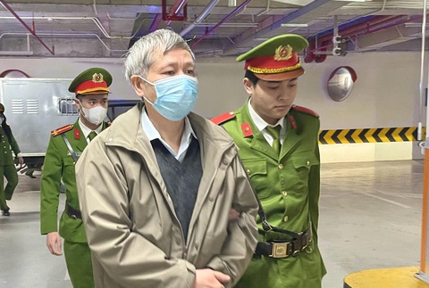 Vụ Việt Á: Viện kiểm sát đề nghị mức án của 38 bị cáo- Ảnh 3. Bị cáo Phạm Công Tạc được dẫn giải đến tòa sáng 8-1 - Ảnh: DANH TRỌNG