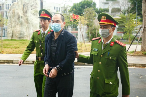 Vì sao ông Chu Ngọc Anh và nhiều bị cáo vụ Việt Á được đề nghị mức án dưới khung truy tố?- Ảnh 3. Cựu giám đốc CDC Hải Dương Phạm Duy Tuyến được dẫn giải đến phiên tòa xử vụ Việt Á - Ảnh: NGUYỄN KHÁNH