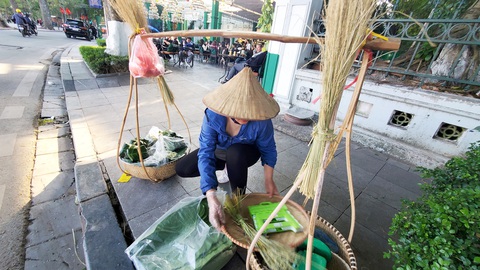 Trĩu vai quang gánh giữa ngày đông- Ảnh 2. Gánh cốm vòng là nguồn thu nhập chính của gia đình chị Toàn