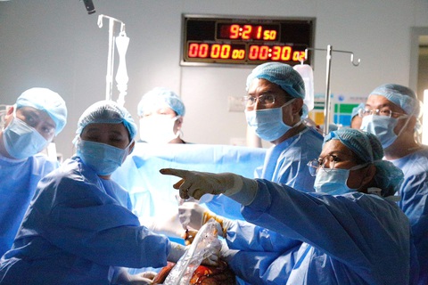 Lần đầu tiên tại Đông Nam Á và Việt Nam: Thông van tim thành công cho thai nhi 32 tuần tuổi- Ảnh 1. Ê kíp bác sĩ Bệnh viện Nhi đồng 1 và Bệnh viện Từ Dũ (TP.HCM) phẫu thuật thành công ca thông van tim bào thai bị dị tật tim bẩm sinh nặng - Ảnh: BVCC