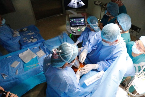 Lần đầu tiên tại Đông Nam Á và Việt Nam: Thông van tim thành công cho thai nhi 32 tuần tuổi- Ảnh 2. Ca thông tim bào thai bị dị tật tim bẩm sinh nặng do bác sĩ Bệnh viện Nhi đồng 1 và Bệnh viện Từ Dũ thực hiện đã ghi dấu ấn là ca đầu tiên tại Đông Nam Á nói chung và Việt Nam nói riêng - Ảnh: BVCC