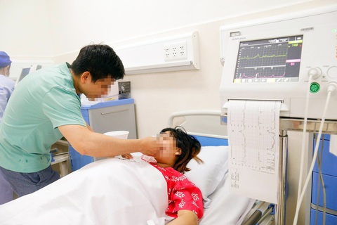 Lần đầu tiên tại Đông Nam Á và Việt Nam: Thông van tim thành công cho thai nhi 32 tuần tuổi- Ảnh 5. Người chồng chăm sóc vợ (thai phụ) sau khi bào thai trong bụng cô từng bị dị tật bẩm sinh được thông van tim thành công vào ngày 4-1 - Ảnh: Bệnh viện Từ Dũ cung cấp