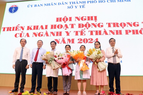 Lần đầu tiên tại Đông Nam Á và Việt Nam: Thông van tim thành công cho thai nhi 32 tuần tuổi- Ảnh 4. Ê kíp bác sĩ Bệnh viện Nhi đồng 1 và Bệnh viện Từ Dũ vinh dự được lãnh đạo TP.HCM khen thưởng đột xuất - Ảnh: XUÂN MAI