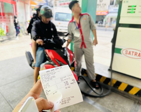 Lấy hóa đơn khi đổ xăng để chống gian lận thuế và buôn lậu xăng dầu- Ảnh 2. Một số cửa hàng xăng dầu ở TP.HCM chỉ cấp cho khách hàng hóa đơn bán lẻ, không phải hóa đơn điện tử - Ảnh: CÔNG TRUNG