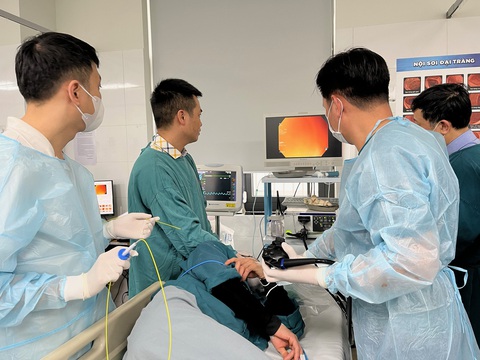 Giám đốc Bệnh viện Bạch Mai: 'Mua được thiết bị đầu tiên phải không vướng tham nhũng'- Ảnh 1. Các bác sĩ Bệnh viện Bạch Mai nội soi chẩn đoán bệnh lý tiêu hóa cho người bệnh ngày 8-1 - Ảnh: HỒNG HÀ