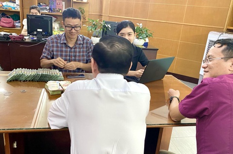 Ông Nguyễn Hoàng Nguyên - Phó tổng biên tập báo Tuổi Trẻ (bên phải), đại diện báo Tuổi Trẻ tiếp nhận và cảm ơn gia đình đã ủng hộ chương trình - Ảnh: P.Đ. Ông Nguyễn Hoàng Nguyên - Phó tổng biên tập báo Tuổi Trẻ (bên phải), đại diện báo Tuổi Trẻ tiếp nhận và cảm ơn gia đình đã ủng hộ chương trình - Ảnh: P.Đ.