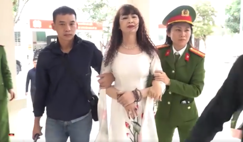 Bắt nữ giám đốc mạo danh nhà báo để bảo kê dàn xe tải- Ảnh 1. Bà Nguyễn Kim Tiến bị bắt giữ khẩn cấp để làm rõ hành vi lợi dụng danh nghĩa báo chí để bảo kê xe tải - Ảnh: Công an cung cấp
