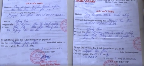 Bắt nữ giám đốc mạo danh nhà báo để bảo kê dàn xe tải- Ảnh 2. Một số giấy giới thiệu được lực lượng công an thu giữ - Ảnh: Công an cung cấp
