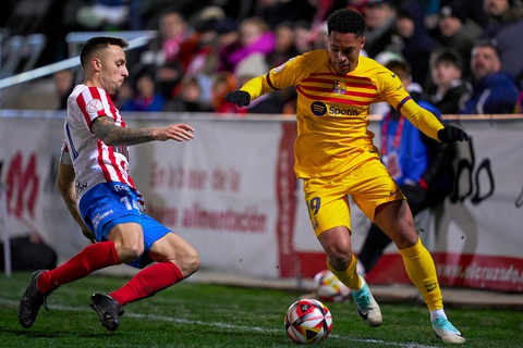 Tin tức thể thao sáng 8-1: Liverpool loại Arsenal khỏi Cúp FA- Ảnh 3. Barcelona (áo vàng) chỉ thắng sát nút đội hạng ba Barbastro - Ảnh: GETTY
