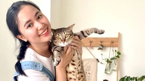 Ngộ nghĩnh, nghĩa tình thú cưng - Kỳ 2: Ngôi sao mèo hoang Mỹ Diệu, Cá, Cua- Ảnh 1. Thùy Linh bên chú mèo tên Cá - Ảnh: NVCC