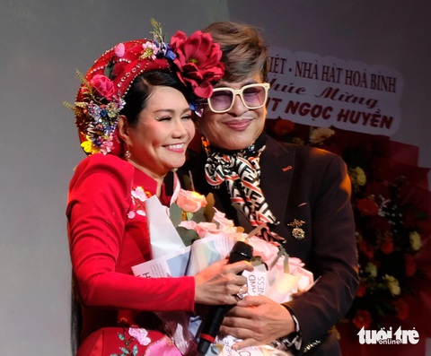 MC Thanh Bạch (bìa phải) tặng hoa chúc mừng Ngọc Huyền - Ảnh: LINH ĐOAN MC Thanh Bạch (phải) tặng hoa chúc mừng Ngọc Huyền - Ảnh: LINH ĐOAN