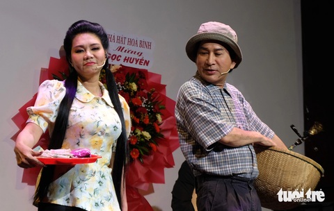 Kim Tử Long (bìa phải) và Ngọc Huyền trong tiết mục Bến phà kỷ niệm - Ảnh: LINH ĐOAN Kim Tử Long và Ngọc Huyền trong tiết mục Bến phà kỷ niệm - Ảnh: LINH ĐOAN