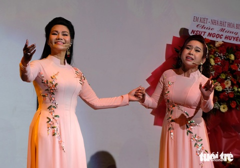 Ngọc Huyền (bìa trái) và Bình Tinh trong tiết mục Tình yêu nghệ thuật - Ảnh: LINH ĐOAN Ngọc Huyền (bìa trái) và Bình Tinh trong tiết mục Tình yêu nghệ thuật - Ảnh: LINH ĐOAN