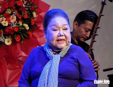 Nghệ sĩ Ngọc Giàu rớt nước mắt khi khán giả cổ vũ quá nhiệt tình - Ảnh: LINH ĐOAN Nghệ sĩ Ngọc Giàu rớt nước mắt khi khán giả cổ vũ quá nhiệt tình - Ảnh: LINH ĐOAN