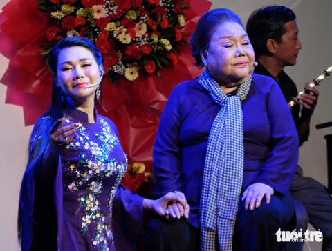 Ngọc Huyền (bìa trái) song ca cổ bài Mẹ vẫn đợi con về cùng nghệ sĩ Ngọc Giàu - Ảnh: LINH ĐOAN Ngọc Huyền (trái) song ca cổ bài Mẹ vẫn đợi con về cùng nghệ sĩ Ngọc Giàu - Ảnh: LINH ĐOAN
