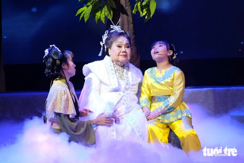 Nghệ sĩ Ngọc Giàu (giữa) xuất hiện trong lớp ngắn vở Ngũ long đại phá âm dương trận - Ảnh: LINH ĐOAN Nghệ sĩ Ngọc Giàu (giữa) xuất hiện trong lớp ngắn vở Ngũ long đại phá âm dương trận - Ảnh: LINH ĐOAN