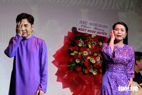 Vũ Luân (bìa trái) song ca cổ Lan và Điệp cùng nghệ sĩ Ngọc Huyền - Ảnh: LINH ĐOAN Vũ Luân (bìa trái) song ca cổ Lan và Điệp cùng nghệ sĩ Ngọc Huyền - Ảnh: LINH ĐOAN