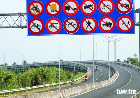 Xử lý nghiêm xe máy chạy trên cao tốc Lộ Tẻ - Rạch Sỏi dịp Tết- Ảnh 1. Nhiều xe máy lưu thông trên tuyến đường cao tốc Lộ Tẻ - Rạch Sỏi (đoạn cầu vượt N1, thuộc địa phận Kiên Giang) - Ảnh: CHÍ CÔNG