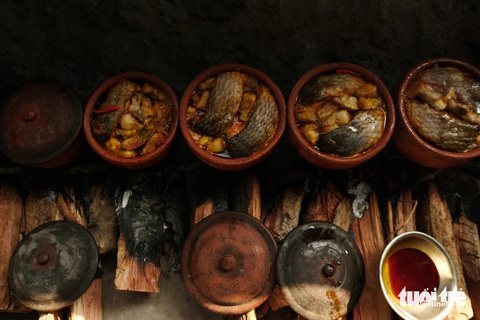 Bí quyết cho nồi cá kho ngon nằm ở nước tương cua và nước mắm cốt nguyên chất - Ảnh: ĐẬU DUNG Bí quyết cho nồi cá kho ngon nằm ở nước tương cua và nước mắm cốt nguyên chất - Ảnh: ĐẬU DUNG