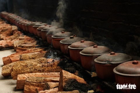 Cá kho làng Vũ Đại nấu trong 12- 14 tiếng đồng hồ - Ảnh: ĐẬU DUNG Cá kho làng Vũ Đại nấu trong 12- 14 tiếng đồng hồ - Ảnh: ĐẬU DUNG