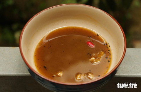 Tương cua đồng làng Đại Hoàng loại nhạt dùng để chấm rau - Ảnh: ĐẬU DUNG Tương cua đồng làng Đại Hoàng loại nhạt dùng để chấm rau - Ảnh: ĐẬU DUNG