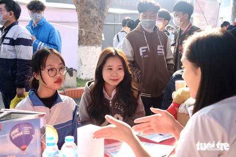 Năm 2024, nhiều trường giữ ổn định phương thức xét tuyển, có trường mở thêm 7 ngành/chương trình mới- Ảnh 1. Học sinh tham dự Ngày hội tư vấn tuyển sinh - hướng nghiệp năm 2023 - Ảnh: NGUYÊN BẢO