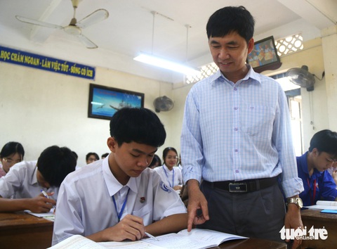 Trường THPT Lê Hồng Phong sẽ thành lập ban tiếp sức, gồm các thầy cô bộ môn của trường để đồng hành, bổ trợ kiến thức cho Kiên, giúp em đạt kết quả tốt nhất trong vòng chung kết Olympia sắp tới - Ảnh: NGUYỄN HOÀNG Trường THPT Lê Hồng Phong sẽ thành lập ban tiếp sức, gồm các thầy cô bộ môn của trường để đồng hành, bổ trợ kiến thức cho Kiên, giúp em đạt kết quả tốt nhất trong vòng chung kết Olympia sắp tới - Ảnh: NGUYỄN HOÀNG