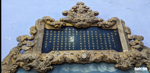Tranh quý từng treo điện Cần Chánh vẽ thuyền sen dừng lại giữa hồ ở vườn Cơ Hạ- Ảnh 3. Bài thơ vịnh cảnh "thuyền sen dừng lại giữa hồ" ở vườn Cơ Hạ trong Hoàng cung của vua Thiệu Trị khắc trên bức tranh gương - Ảnh: NHẬT LINH