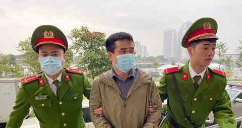 Luật sư: Cựu bộ trưởng Nguyễn Thanh Long không đòi hỏi, yêu cầu Việt Á đưa tiền hối lộ- Ảnh 1. Bị cáo Phan Quốc Việt được dẫn giải đến tòa sáng 8-1 - Ảnh: DANH TRỌNG