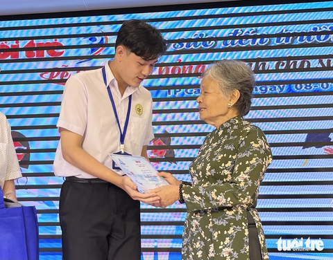 Nâng bước đến trường cho các y, bác sĩ tương lai của miền Tây- Ảnh 1. Bà Nguyễn Thị Minh Phượng, đại diện Hội Tương trợ và hợp tác Đức - Việt, trao học bổng cho các sinh viên ngành y khó khăn học giỏi - Ảnh: LAN NGỌC