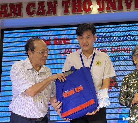 Nâng bước đến trường cho các y, bác sĩ tương lai của miền Tây- Ảnh 2. Hội Tương trợ và hợp tác Đức - Việt là đơn vị tài trợ những suất học bổng cho sinh viên khó khăn ngành y - Ảnh: LAN NGỌC