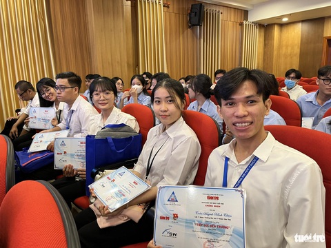 Nâng bước đến trường cho các y, bác sĩ tương lai của miền Tây- Ảnh 3. Nụ cười vui vẻ của các sinh viên khi nhận được sự hỗ trợ kịp thời của chương trình để tiếp tục việc học - Ảnh: LAN NGỌC