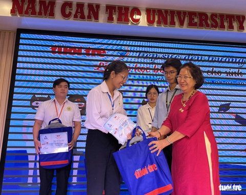 Nâng bước đến trường cho các y, bác sĩ tương lai của miền Tây- Ảnh 4. Suất học bổng là động lực để các sinh viên viết tiếp ước mơ trở thành bác sĩ cứu người - Ảnh: LAN NGỌC