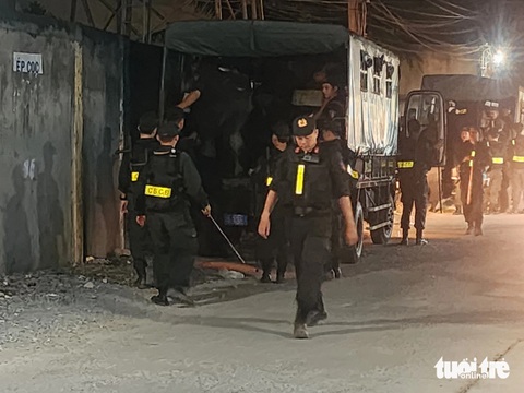 Tiếp tục khoanh vùng để tìm nghi phạm giết người ở Hóc Môn- Ảnh 4. Lực lượng cảnh sát cơ động cùng phương tiện được triển khai truy tìm nghi phạm - Ảnh: NGỌC KHẢI