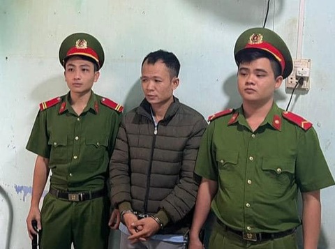 Công an TX An Nhơn thi hành lệnh bắt đối với Ngô Văn Ẩn (nhân viên trung tâm y tế TX An Nhơn) về tội lừa đảo chiếm đoạt tài sản - Ảnh: CACC Công an thị xã An Nhơn thi hành lệnh bắt đối với Ngô Văn Ẩn để điều tra về tội "lừa đảo chiếm đoạt tài sản" - Ảnh: Công an cung cấp