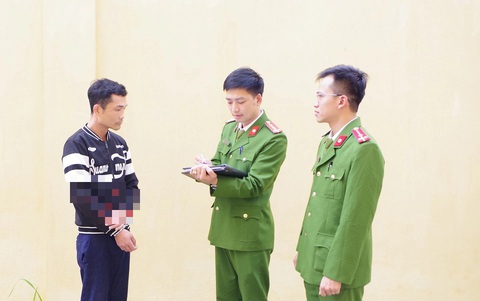 Giả danh công an lừa 'chạy án', chiếm đoạt tiền và điện thoại của nạn nhân- Ảnh 1. Cơ quan công an lấy lời khai người đàn ông lập tài khoản Facebook tên Đơn Giản, giả công an để
