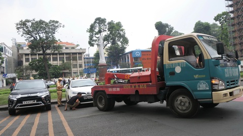 Lái ô tô ba tháng, bị thổi phạt gấp đôi 20 năm đi xe máy- Ảnh 1. CSGT TP.HCM xử lý xe ô tô đậu sai phạm - Ảnh: T.T.D.